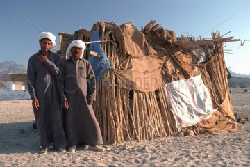 zwei Beduinen vor einer Huette