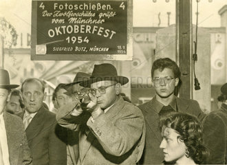 Schiessbude auf dem Oktoberfest  1954