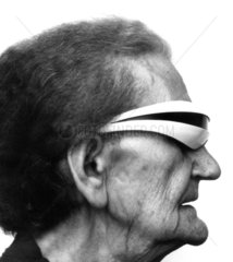 Oma im Profil mit moderner Sonnenbrille