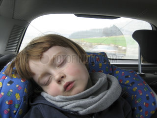 schlafendes Kind im Auto