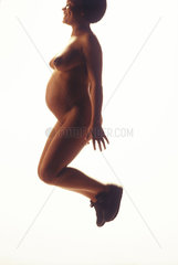 nackte  schwangere und springende Frau 2