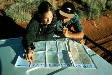 Touristen lesen Karte auf Motorhaube