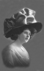 Frauenportraet mit grossem Hut 1909