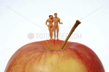 Nackte auf Apfel