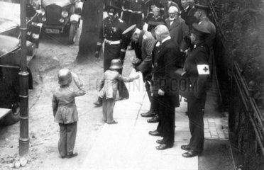 Hindenburg mit Kindersoldaten 1927