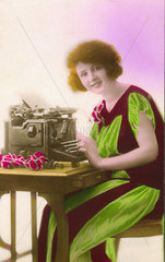 Sekretaerin an Schreibmaschine 1920