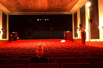 Mann allein im Kino