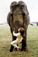 Maedchen schaukelt am Elefantenruessel