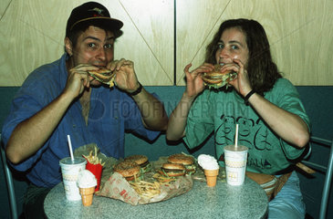 Paar beim Fastfood essen