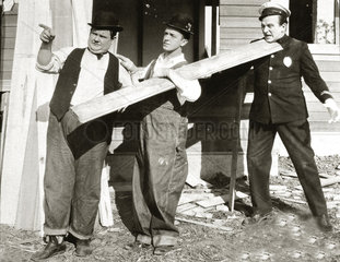 Laurel & Hardy-Filmszene Polizist Unfall