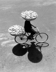 Fahrradfahrer transportiert Broetchen