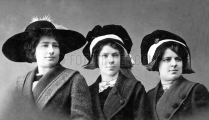 3 Frauen Hut
