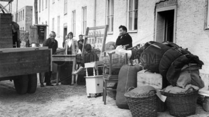Fluechtlinge aus der DDR beladen Lastwagen mit Moebeln