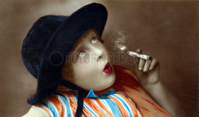1910  Maedchen raucht