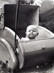 Baby in antikem Kinderwagen