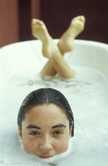 Junge Frau badet