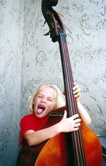 Kind spielt Bass