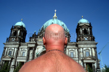 D - Berlin: Mann mit Glatze vor Berliner Dom