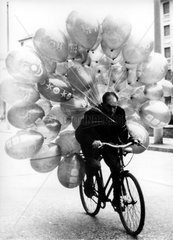 Mann mit Luftballons