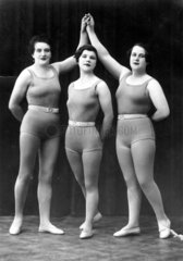 Drei Turnerinnen 1920