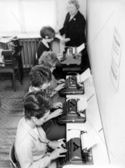 vier Frauen an Schreibmaschinen