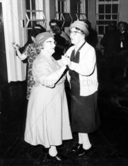zwei tanzende alte Damen