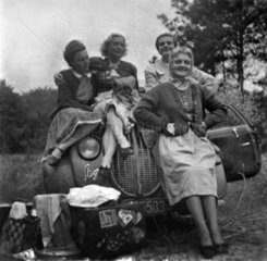 vier Frauen beim Picknick mit Auto
