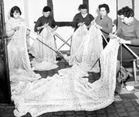 5 Frauen stricken Riesennetz