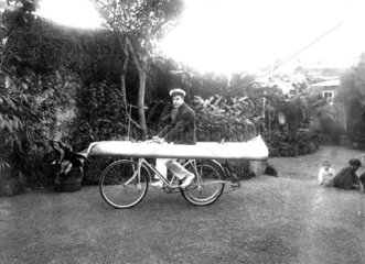 Seemann auf Fahrrad