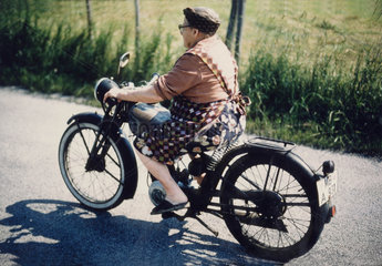 Oma auf Motorrad
