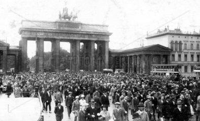 D-Berlin Brandenburger Tor Versammlung