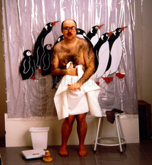 Mann halbnackt im Badezimmer