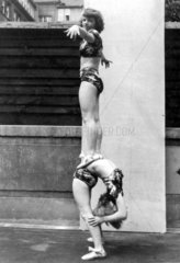 Frauen machen Akrobatik
