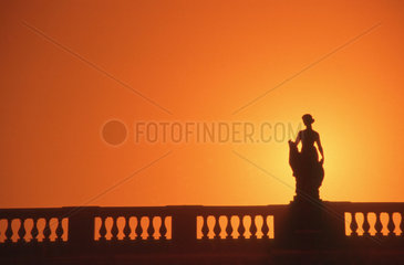 D Berlin Skulptur auf der Staatsoper im Sonnenuntergang