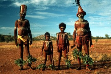 vier bemalte Aborigines