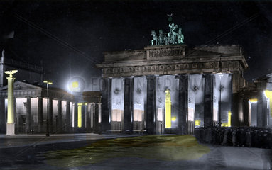 D-Berlin  Brandenburger Tor bei Nacht  1936