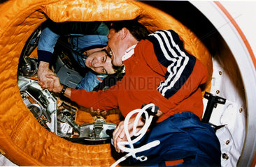 Astronaut Gibson shakes hands with Cosmonaut Dezhurov  29 June 1995.