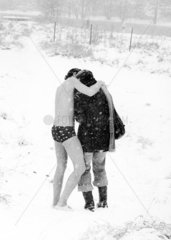 Paar im Schnee