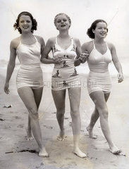 drei huebsche Frauen in Badeanzuegen