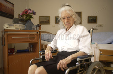 Rentnerin im Pflegeheim
