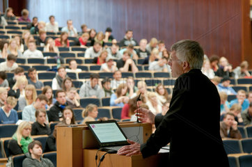Universitaet Hamburg - Prof.Dr. Straubhaar