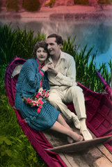 Paar flirtet im Boot  1920