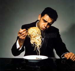 Mann isst Spaghetti