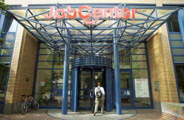 Arbeitssuchende betreten das Jobcenter in Koeln