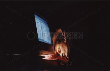 ueberarbeiteter Mann schlaeft vor Computer