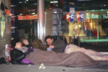 Obdachlose versuchen  bei -12Â°C in Geschaeftseingang zu schlafen