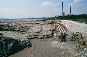 Abflussrohre des Kohlekraftwerkes Helmstedt