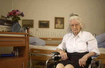 Rentnerin im Pflegeheim