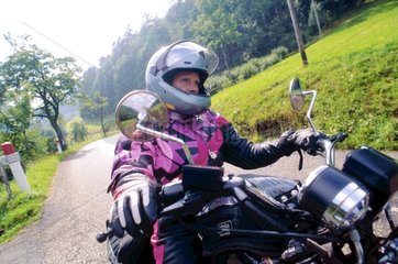 Frau auf Motorradtour