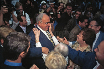 DR. Helmut Kohl beim Bad in der Menge